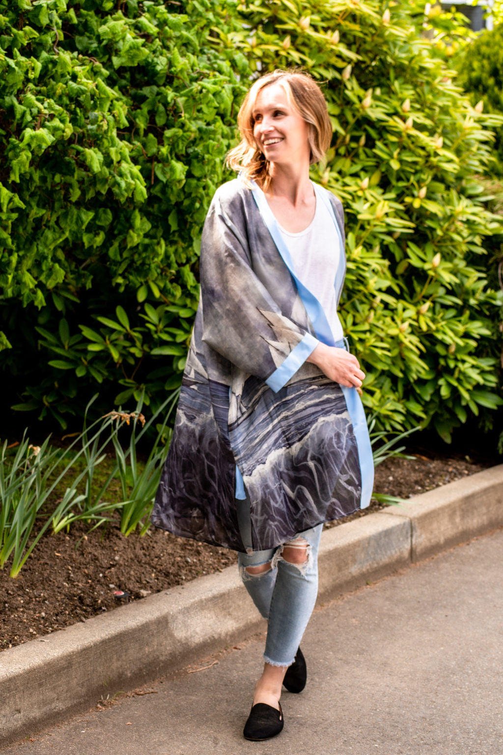 D-362K REWARDS IN WAITING THE SAILBOATS LUXURY KIMONO, LIGHT BLUE TRIM